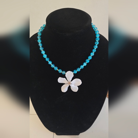 Elegant Blue Beaded Necklace with cyclamen White Flower Pendant - Picture 2 of 3